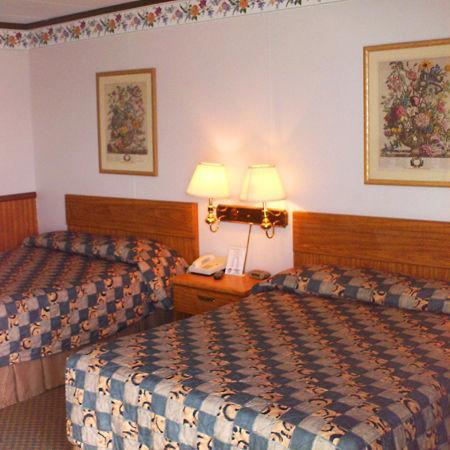 Village Inn Motel - Berrien Springs Δωμάτιο φωτογραφία